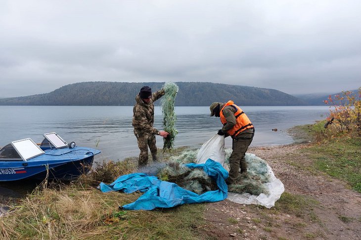 Выловленные из водохранилища сети. Фото пресс-службы Иркутской области