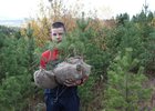Добровольцы высаживают сосны. Фото пресс-службы благотворительного фонда «Подари планете жизнь»