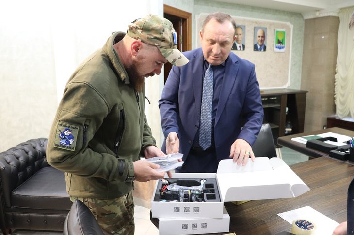 Леонид Фролов передал дроны военнослужащим. Фото пресс-службы администрации Иркутского района