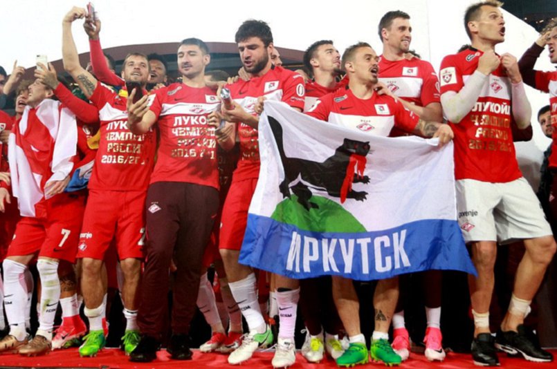 Андрей Ещенко c флагом Иркутска во время награждения «Спартака»