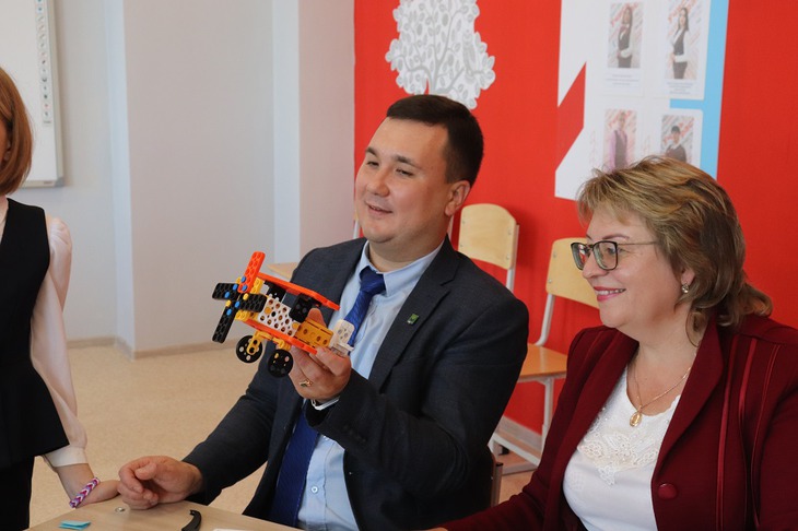 Открытие центра дополнительного образования «Точка Роста». Фото пресс-службы администрации Иркутской района