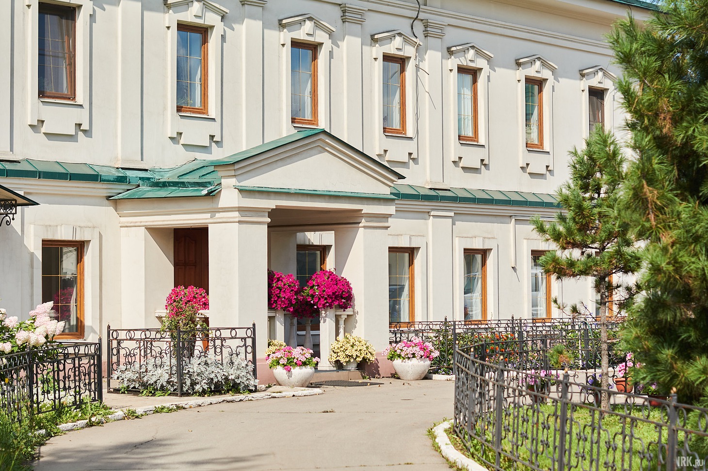 В бывшем игуменском корпусе располагается епархиальное управление и резиденция митрополита