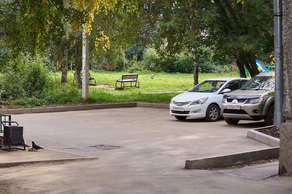 Во дворе оборудовали дополнительные парковочные карманы