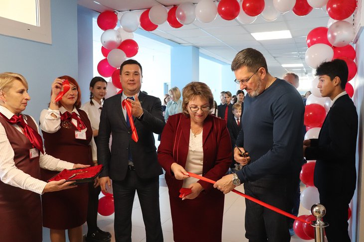 Открытие центра дополнительного образования «Точка Роста». Фото пресс-службы администрации Иркутской района