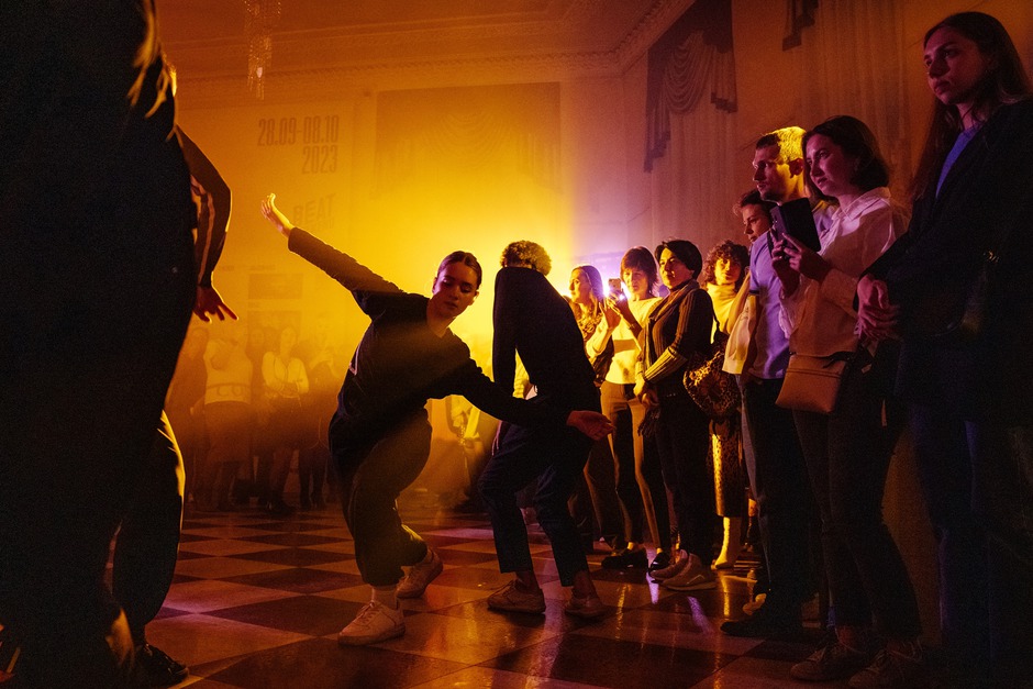 Аудиопластический перформанс, посвящённый звуковому ландшафту Иркутска и поставленный специально к открытию фестиваля Анастасией Лоншаковой.