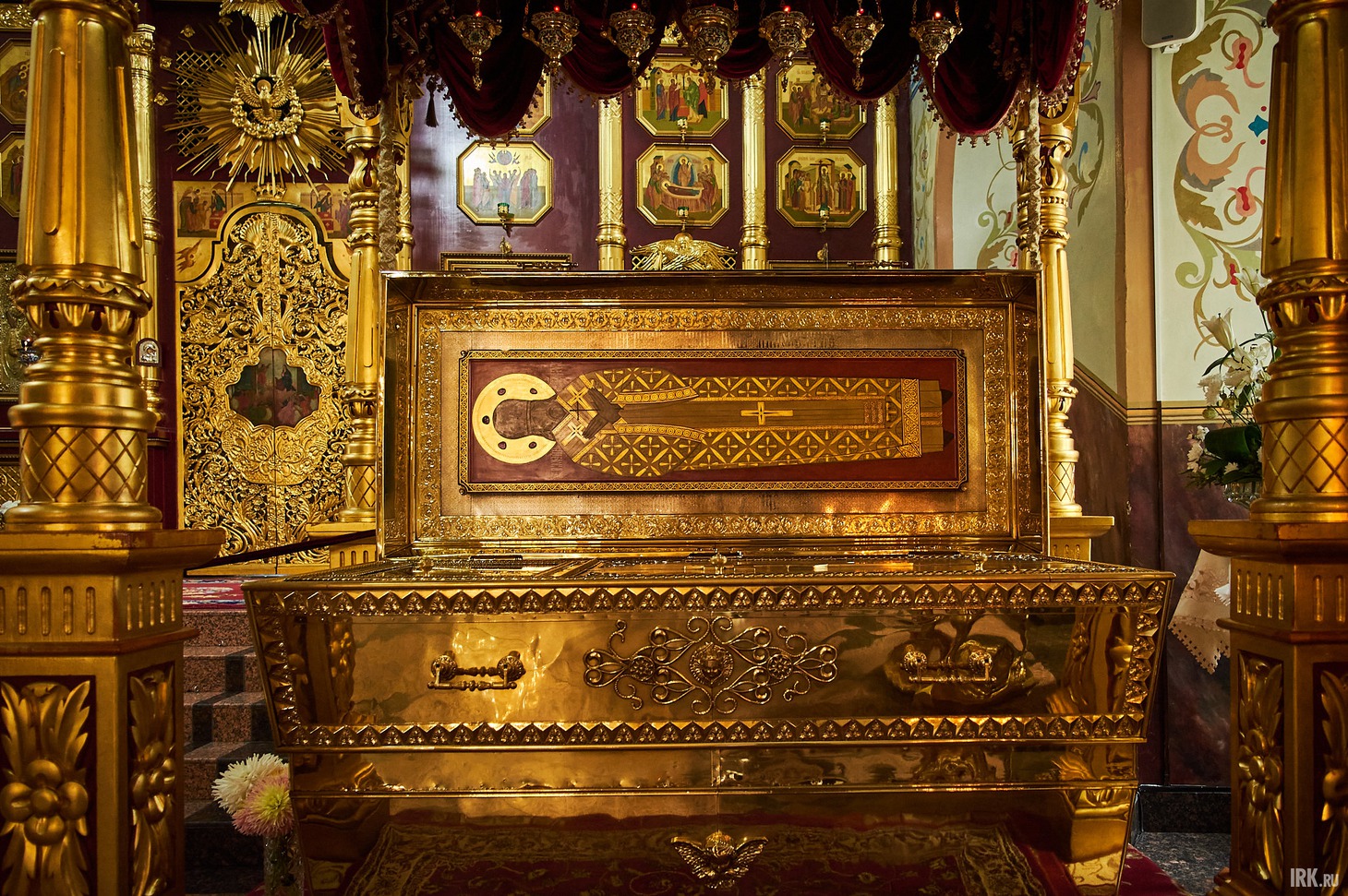 В храме находится главная святыня Иркутской митрополии — мощи святителя Иннокентия