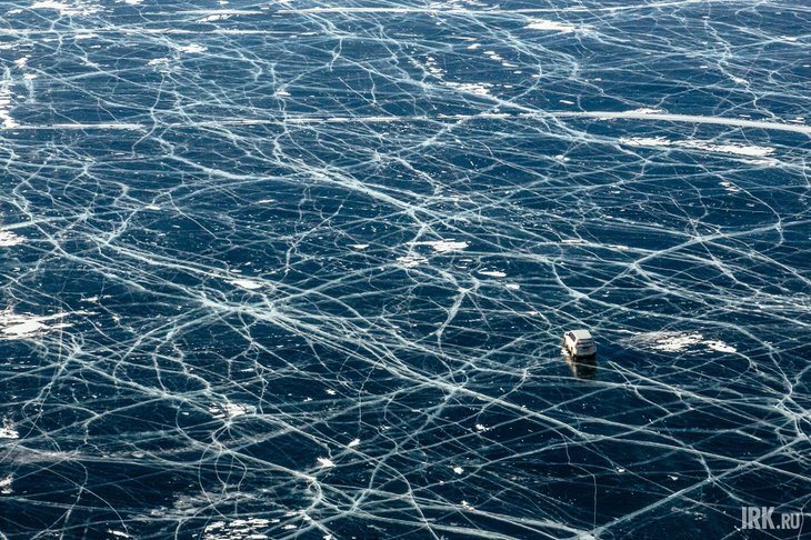 Байкальский лед. Фото из архива IRK.ru