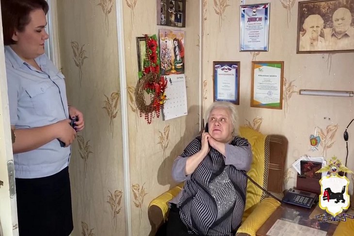 Мама сотрудника полиции разговаривает с мошенниками. Фото пресс-службы ГУ МВД России по Иркутской области