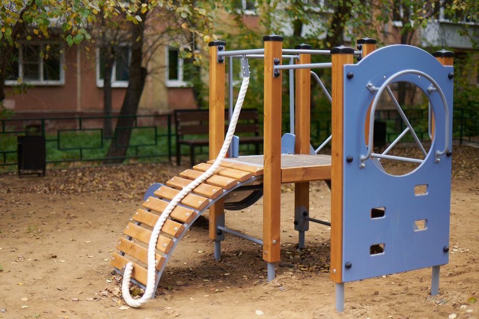 Свердловский округ. Двор по адресу: ул. Лермонтова, 289