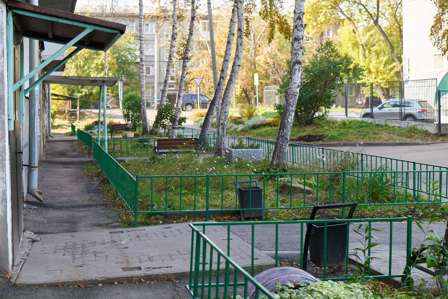 Октябрьский округ. Двор по адресу: ул. Трилиссера, 85