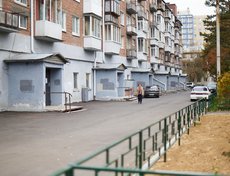 Свердловский округ. Двор по адресу: ул. Лермонтова, 289