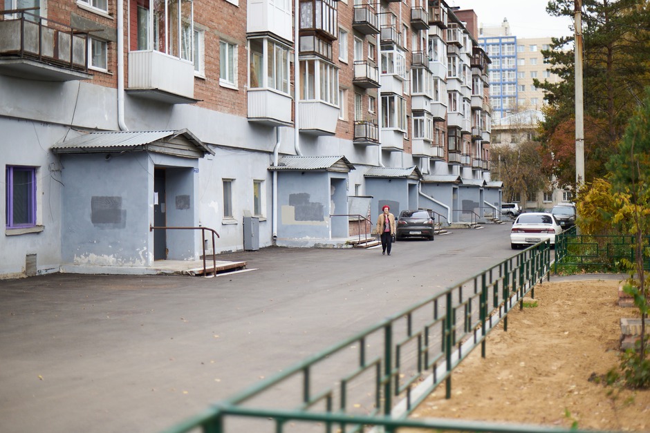 Свердловский округ. Двор по адресу: ул. Лермонтова, 289