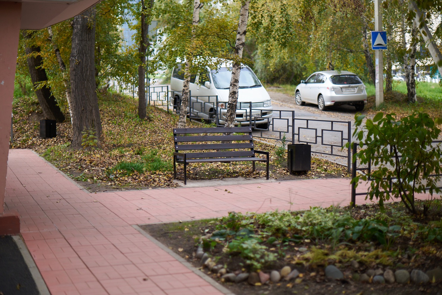 Свердловский округ. Двор по адресу: ул. Лермонтова, 261 Б