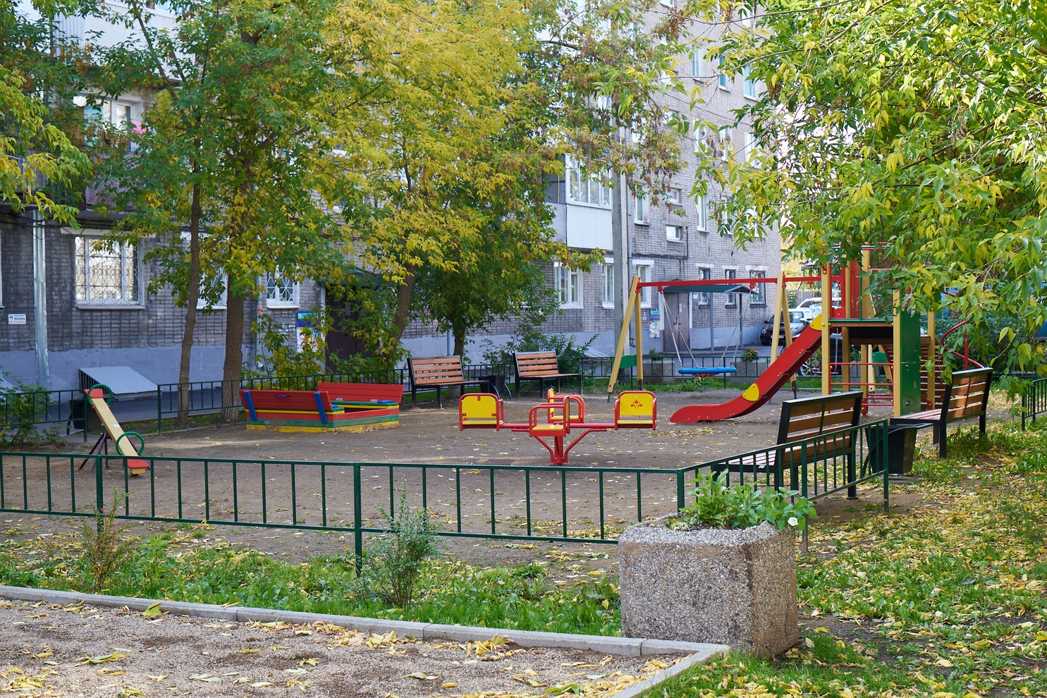 Ленинский округ. Двор по адресу: ул. Пржевальского, 32