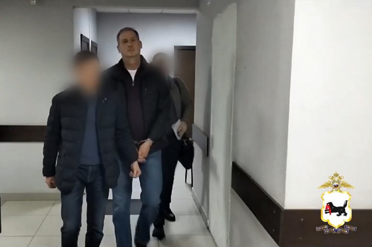 Задержание мэра Тулуна. Скриншот видео пресс-службы ГУ МВД России по Иркутской области