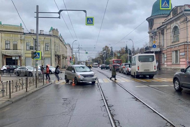 Место ДТП в центре города. Фото ГИБДД Иркутска