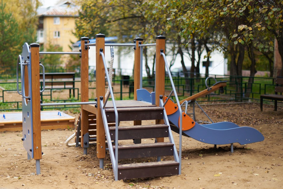 Свердловский округ. Двор по адресу: ул. Лермонтова, 289