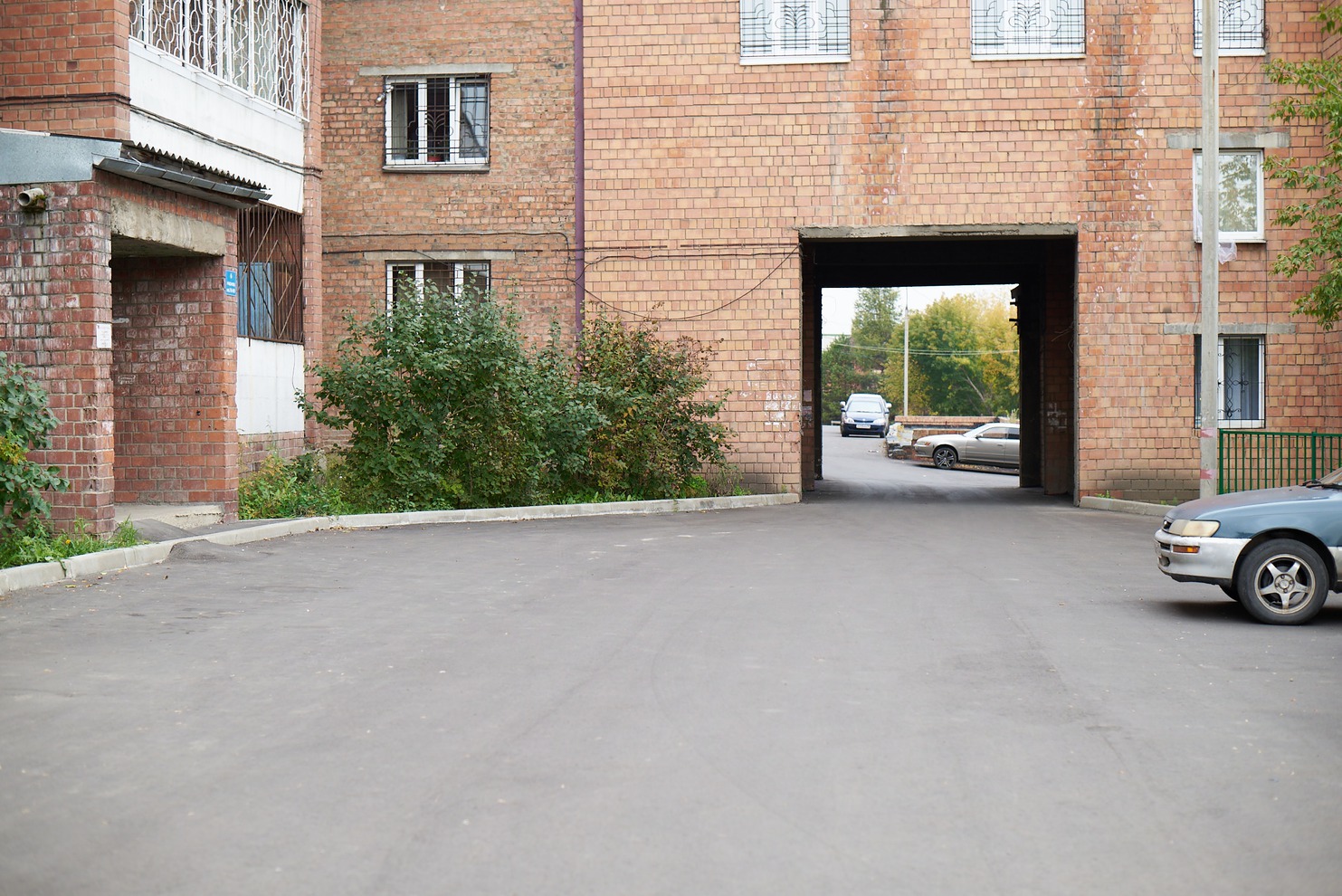 Свердловский округ. Двор по адресу: ул. 5-я Железнодорожная, 8, 10