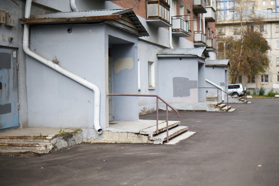 Свердловский округ. Двор по адресу: ул. Лермонтова, 289