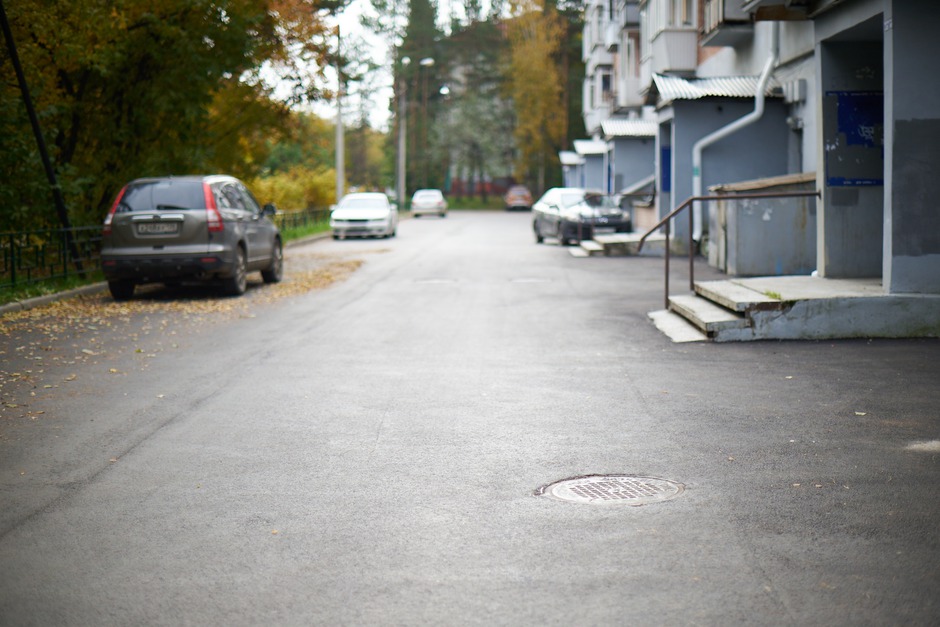 Свердловский округ. Двор по адресу: ул. Лермонтова, 289