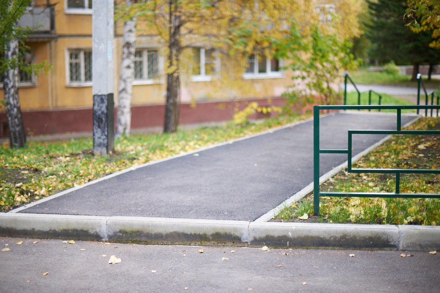 Свердловский округ. Двор по адресу: ул. Лермонтова, 289