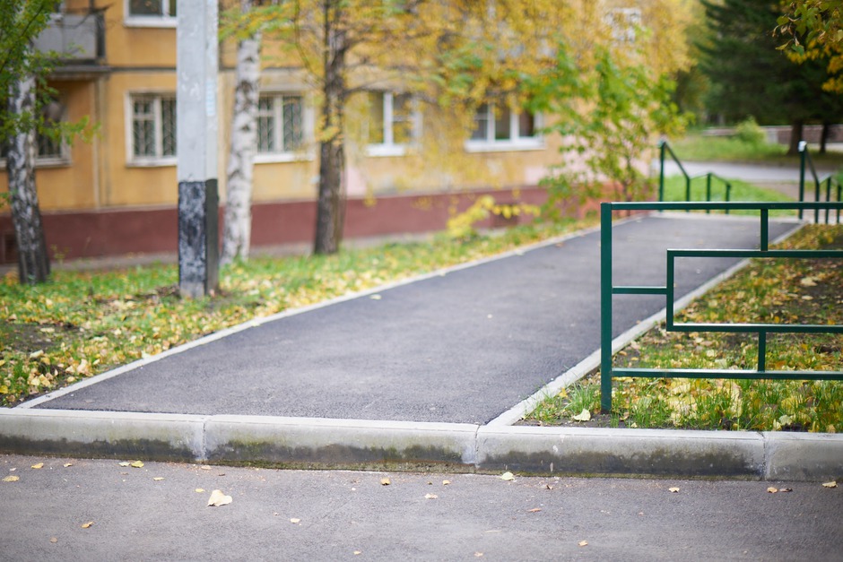 Свердловский округ. Двор по адресу: ул. Лермонтова, 289