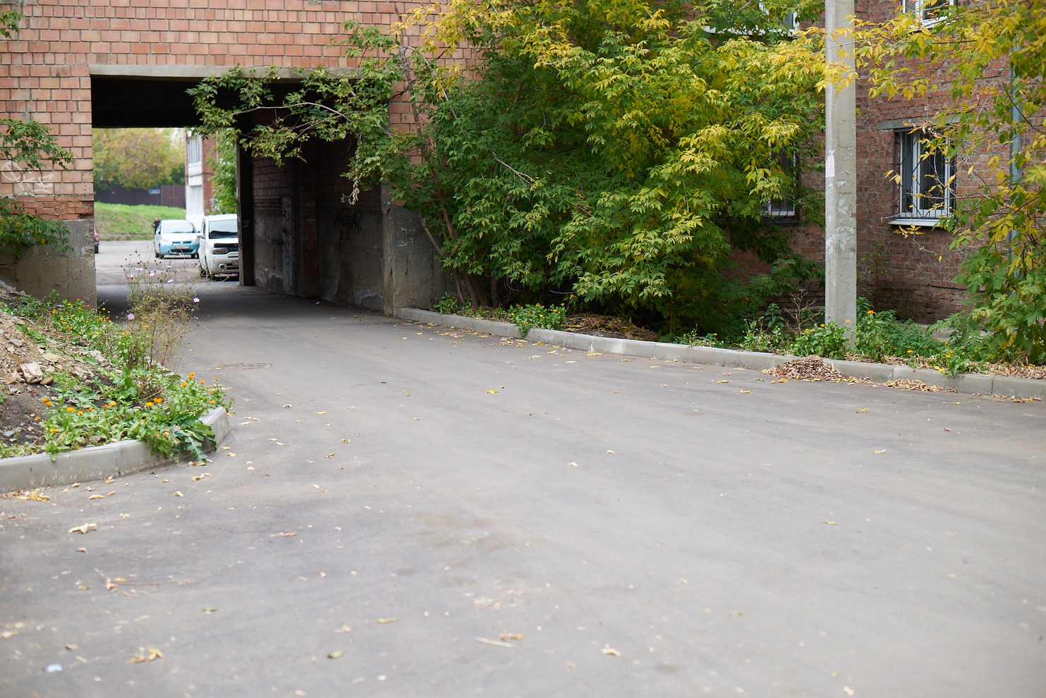 Свердловский округ. Двор по адресу: ул. 5-я Железнодорожная, 8, 10