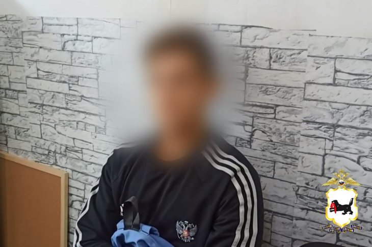 Задержанный курьер мошенников. Скриншот видео пресс-службы ГУ МВД России по Иркутской области