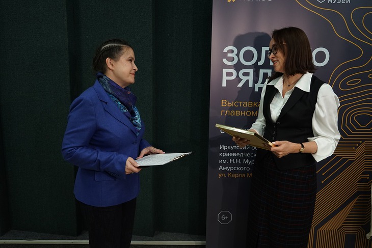 Министр культуры Иркутской области Олеся Полунина (справа)