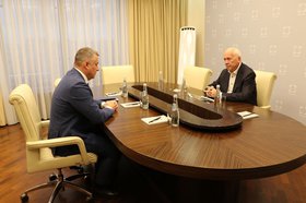 Игорь Кобзев и Сергей Чемезов. Фото пресс-службы правительства региона