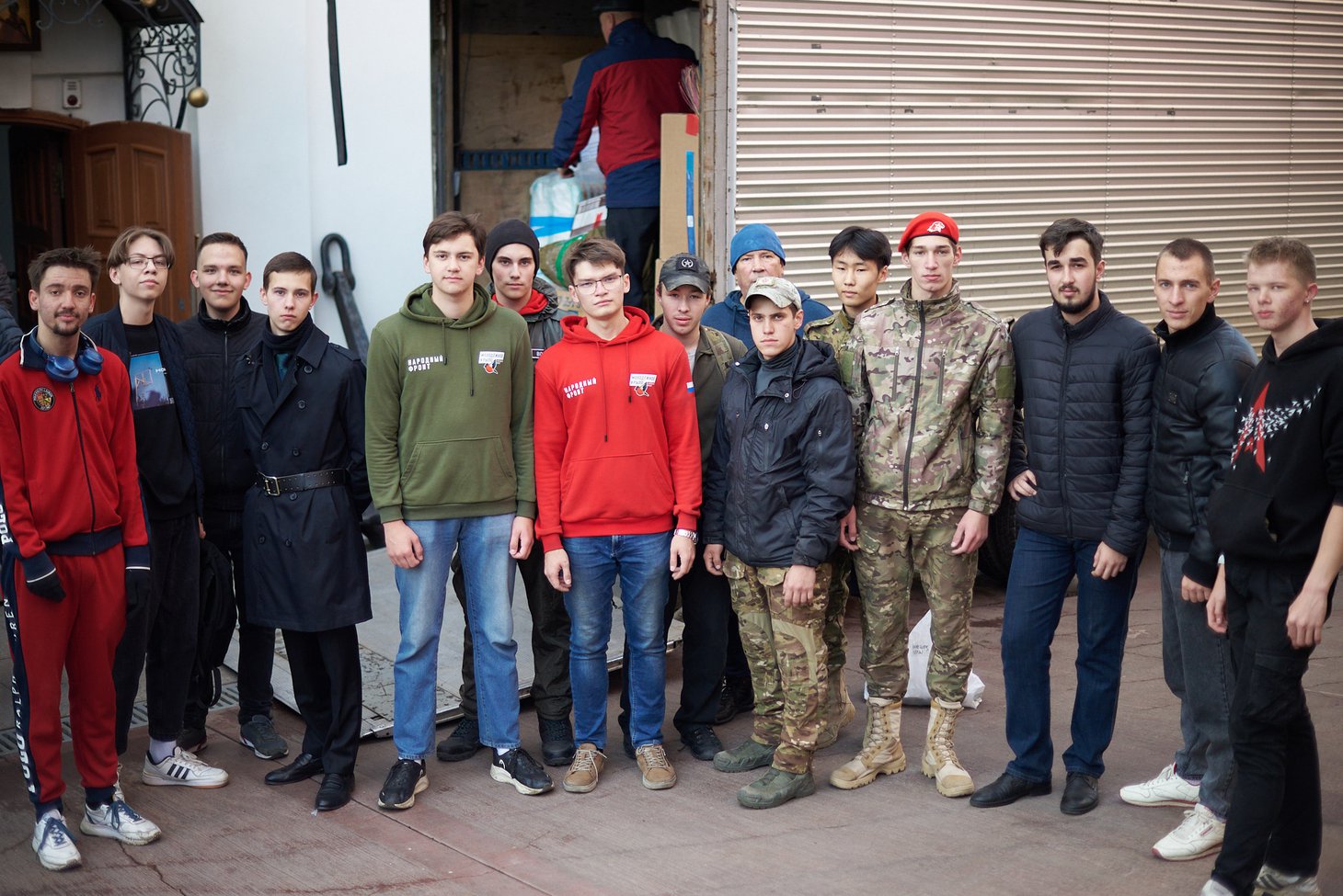 В погрузке вещей участвовали добровольцы из «Волонтерского движения» и «Юной армии» В погрузке вещей участвовали добровольцы из «Волонтерского движения» и «Юной армии»