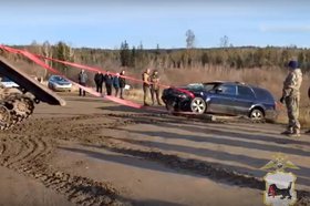 Автомобиль вытаскивают из реки. Скриншот видео пресс-службы ГУ МВД России по Иркутской области