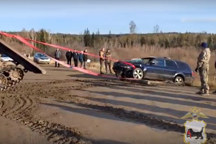 Автомобиль вытаскивают из реки. Скриншот видео пресс-службы ГУ МВД России по Иркутской области