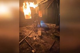 Спасение человека во время пожара. Скриншот видео пресс-службы ГУ МВД России по Иркутской области