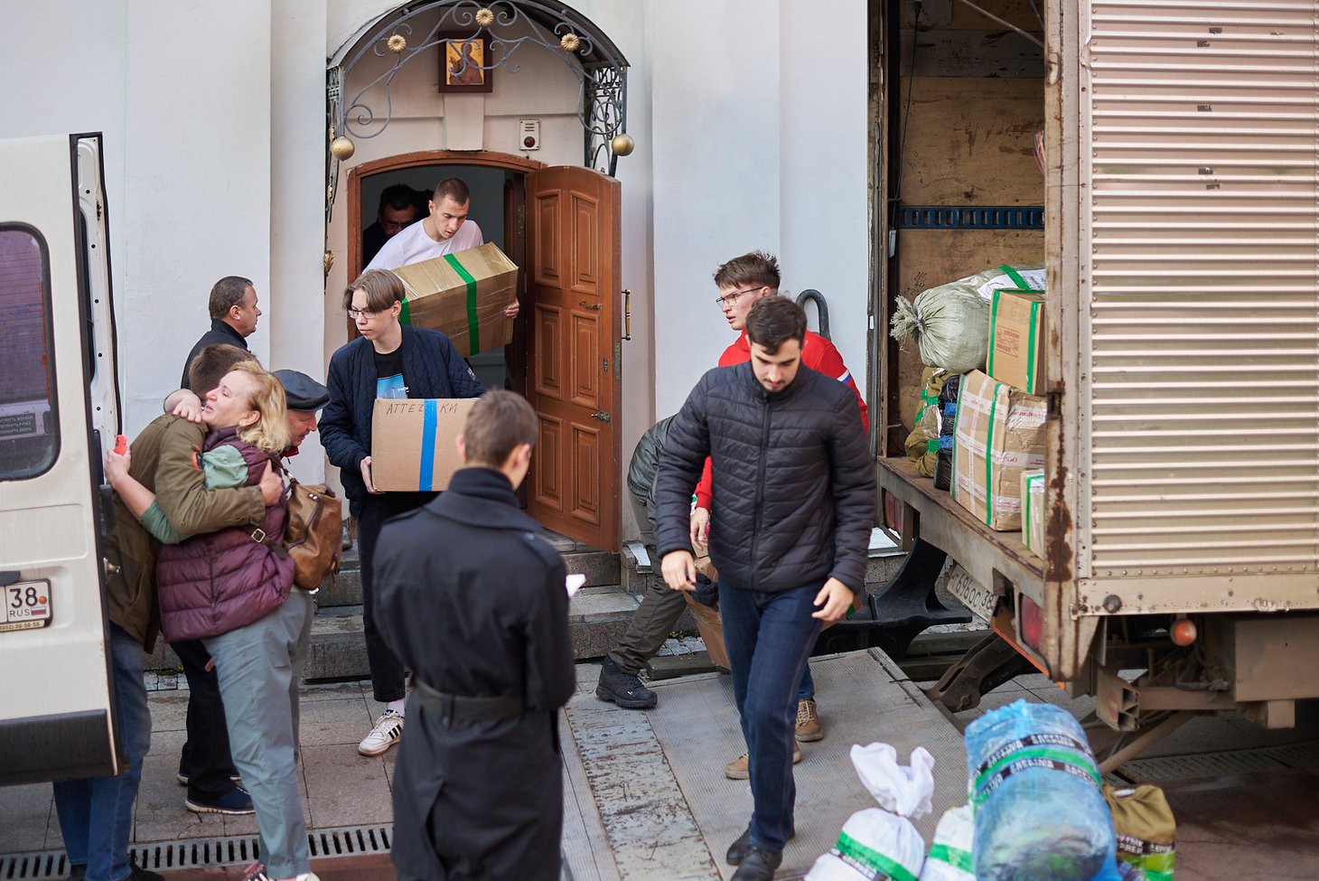 Волонтеры грузят гуманитарную помощь по машинам, которые доставят посылки в госпитали, детские дома, бойцам и жителям в Луганск Волонтеры грузят гуманитарную помощь по машинам, которые доставят посылки в госпитали, детские дома, бойцам и жителям в Луганск