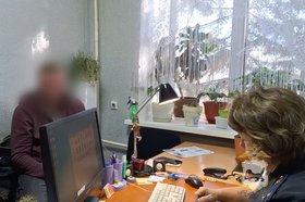 Мужчина, пострадавши от действий мошенников. Скриншот видео пресс-службы ГУ МВД России по Иркутской области