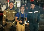 Спасатели со щенком. Фото пресс-службы ГУ МЧС России по Иркутской области