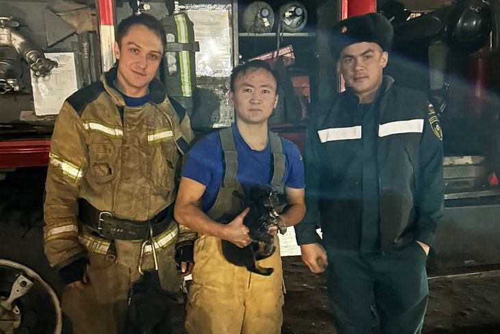 Спасатели со щенком. Фото пресс-службы ГУ МЧС России по Иркутской области