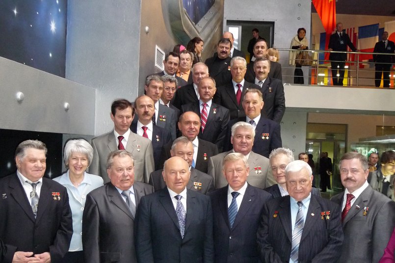 Космонавты с мэром Москвы Юрием Лужковым (2009 год)