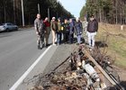 Участники акции очищают лес от мусора и валежника. Фото пресс-службы правительства Иркутской области