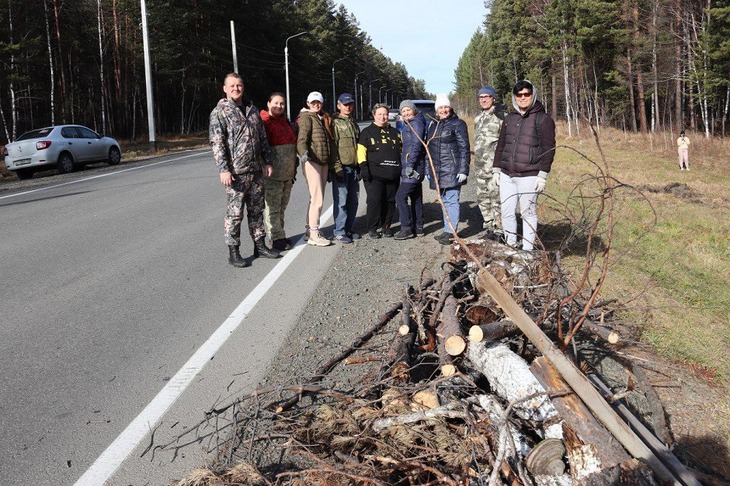 Участники акции очищают лес от мусора и валежника. Фото пресс-службы правительства Иркутской области