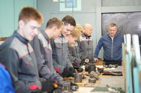 Игорь Кобзев в Чунском техникуме. Фото пресс-службы правительства Иркутской области