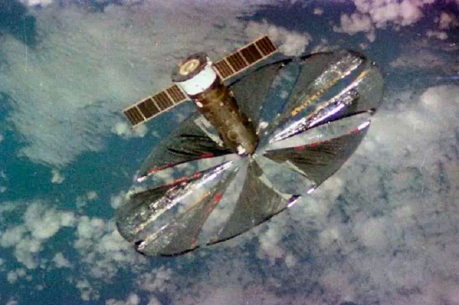 Отражатель «ЗНАМЯ-2» на грузовом корабле «Прогресс» М-15