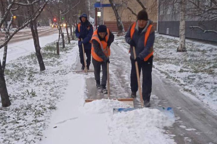 Уборка снега. Фото пресс-службы администрации Иркутска