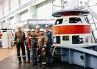 Директор Мамаканской ГЭС Дмитрий Гришак, операционный директор Мамаканской ГЭС Евгений Колесников, и сотрудники «ТЯЖМаш». Фото «Мамаканская ГЭС»