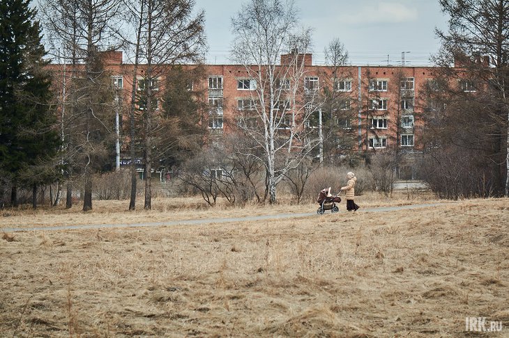 Женщина с коляской. Фото Маргариты Романовой, IRK.ru