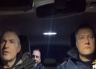 Сотрудники полиции и житель Челябинска. Скриншот видео пресс-службы ГУ МВД России по Иркутской области