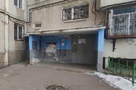 Многоквартирный дом с аварийным козырьком. Фото пресс-службы прокуратуры Иркутской области