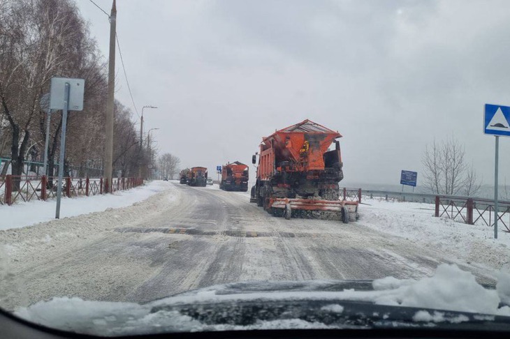 Уборка снега. Фото пресс-службы администрации Иркутска