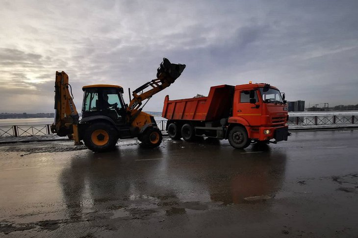Уборка снега. Фото пресс-службы администрации Иркутска